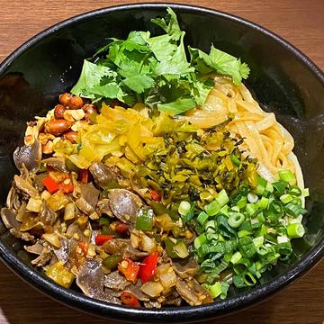 砂肝スーラー炒めのせミーフン(酸辣炒粉)