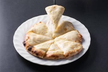 チーズナン (Cheese Naan)