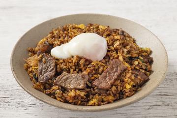 【黒】温玉黒台湾炒飯 Black Taiwanese Fried Rice with Soft-Boiled Egg