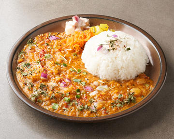 旬野菜と煮込みにんにく豆のカレー Curry with seasonal vegetables and stewed garlic beans