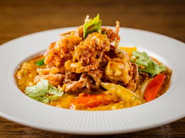 43 プーニムパットポンカリー(ソフトシェルクラブと野菜の卵カレー炒め)
