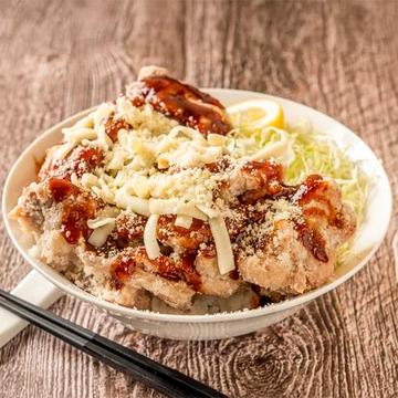 メガ盛りヤンニョムチーズからあげ丼
