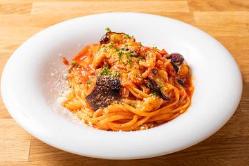 ベーコンと玉ねぎと揚げナスのトマトソースパスタ