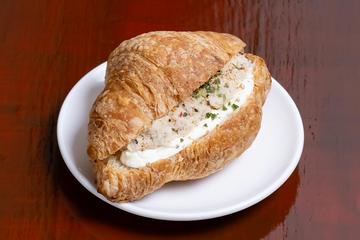 クロワッサンのツナとクリームチーズ