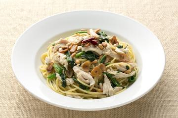 蒸し鶏とほうれん草、松の実のペペロンチーノ
