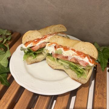 ベーグルサンド【スモークサーモンとグリークヨーグルト】