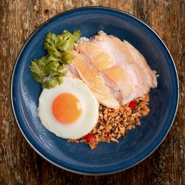 ジューシーもも肉(カオマンガイ風)&ガパオライス (Chicken Thigh)Khao Man Gai & Gapao Rice