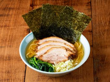 チャーシューメン(チャーシュー4枚・薬味ネギ・ホウレン草・ノリ3枚)