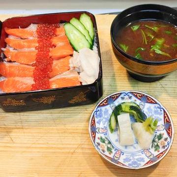 サーモンとイクラの親子チラシ
