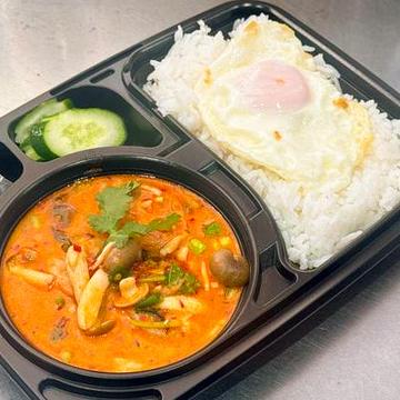 トムヤムクンタレー濃いスープ(シーフード)+ご飯+目玉焼き ++