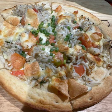 釜揚げシラスとチーズのピザ