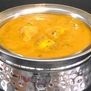 フィッシュマサラカレー(サラダ＆ナンorライス) Fish Masala Curry (Served with Naan or Rice and Salad)