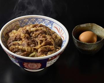 月見近江牛A5牛すきめし(すき焼き味) A5 oumibeef bowl sukiyaki taste with topping raw egg