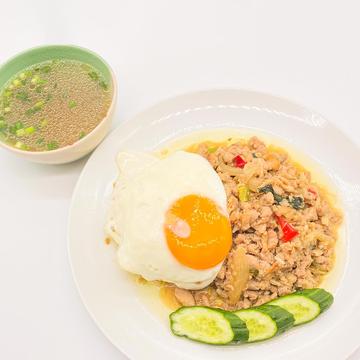 鶏ひき肉のガパオ炒めご飯＆春雨スープ