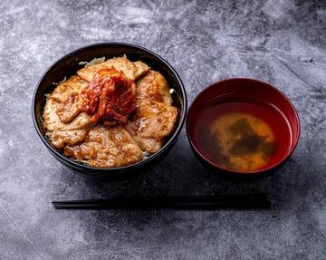 【当店人気No.3】岩中豚のピリ辛キムチロース丼