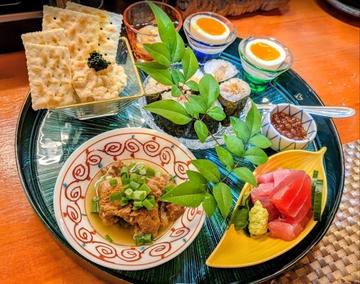 前菜(トロタク細巻き,いくらTO半熟卵,マグロぶつ切り,牛すじの煮込み,タコのウニ和え,自家製ポテサラ)