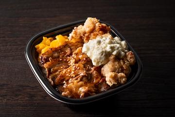 炭火たれ焼肉 牛カルビと塩唐揚げ丼 ～自家製タルタルのせ～