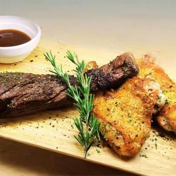 【一人で満腹、シェアにも最適！】ハラミ＆チキンのダブルステーキ