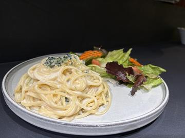 ほうれん草とサーモンのクリームソースパスタ