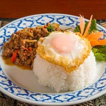 93.牛肉のガパオライス Beef thai basil rice