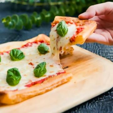 当店自慢のオリジナルのパイ生地ピザを破格料金にて提供！！！フレッシュトマトと県産バジルのマルゲリータピッツァ