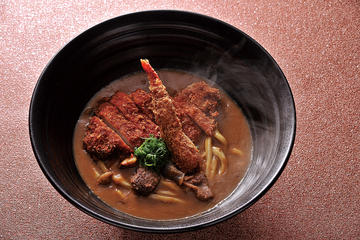 海老フライ、牛すじ、かつ カレー三昧のおうどん