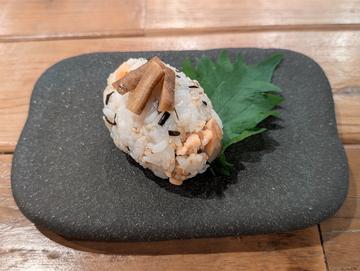 味噌漬け鮭とひじきのおにぎり