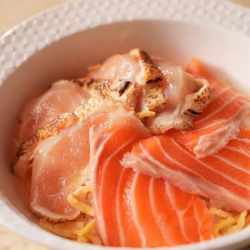 鳥たたき＆サーモンのハーフ丼