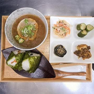 人気No.1 おむすびセット 〔スープ+おばんざい4品+おむすび2個〕
