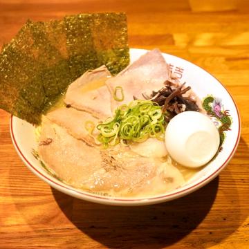 特製らーめん(チャーシュー四枚・ネギ・海苔三枚・きくらげ・味玉)