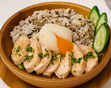 【温玉】16穀米とむね肉のカオマンガイ [Soft-Boiled Egg] Khao Man Gai (Chicken Breast)