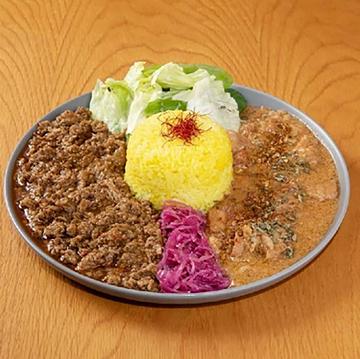 台湾風坦々カレーと塩麹バターチキンカレーのあいがけ