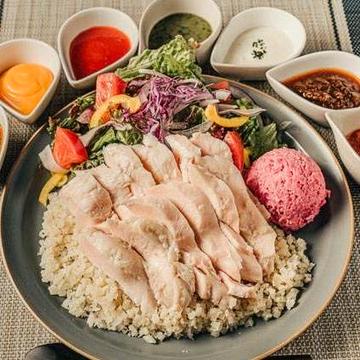 サラダライスでジューシーチキンオーバーライス(低温調理のむね肉150g)※カリフラワーライス使用