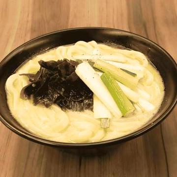 わかめとねぎの鶏白湯うどん Chicken white soup udon with topping seaweed ＆ green onion