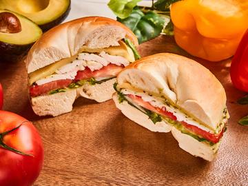 しっとり鶏むね肉のバジルチーズベーグルサンド Moist chicken breast basil cheese bagel sandwich