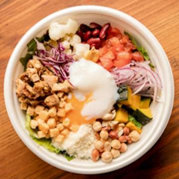 スパイス鶏ももグリルと温玉のシーザーサラダ