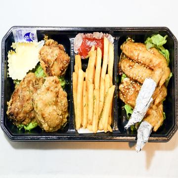 おすすめ揚げ物3種盛り(とりの唐揚げ3個・やみつき手羽先3本・ポテトフライ)