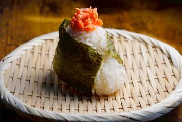 鮭おにぎりrice ball coated with salmon