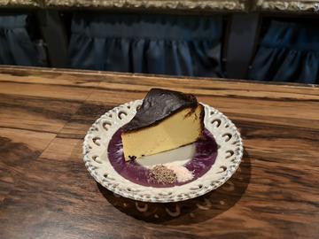燻製バスクチーズケーキ Smoked Basque cheesecake