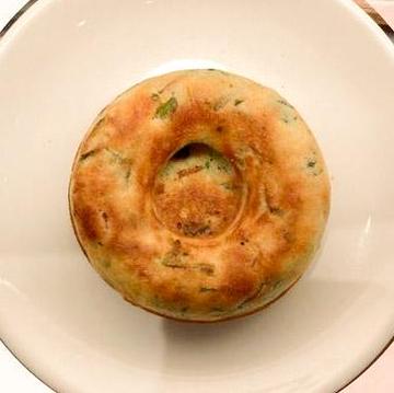 ソイバター、甜菜糖を使用したグルテンフリー焼きドーナツ(ほうれん草ウィンナー)