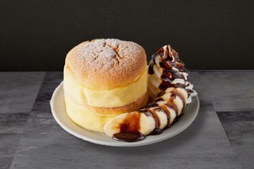 チョコバナナホイップスフレパンケーキ(2個付き) Chocolate Banana Souffle Pancake