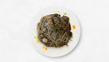 カキでイカ墨パスタ