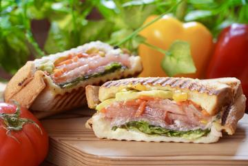 たっぷり野菜のホットサンド Vegetable Filled Hot Sandwich