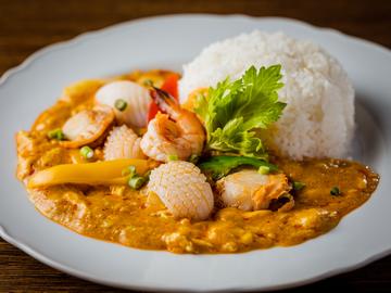 69 シーフードイエローカレー(ライス付き)