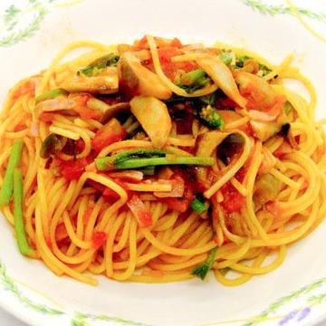 きのことベーコンのトマトソースのスパゲティ