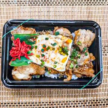 とり玉(ごはん200g、唐揚げ3個、目玉焼き1個)