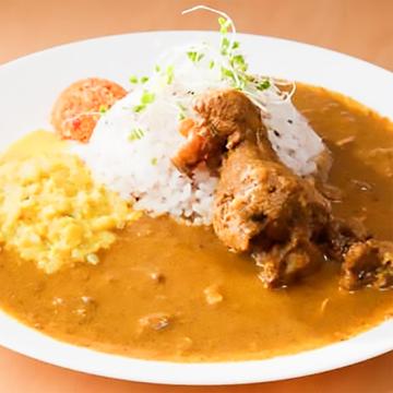 【キノコのソテー付き】チキンのスパイスカレー