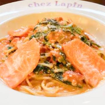 自家製スモークサーモンとほうれん草のトマトクリームソース スパゲッティ