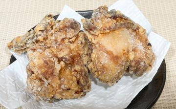 秘伝の自家製ニンニク醤油ダレに漬け込んだ極旨唐揚げ 2個 Delicious fried chicken 2 pieces
