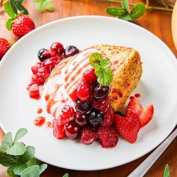 三種のベリーとたっぷり生クリームのふわとろシフォンケーキ
